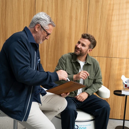 Beratungsgespr&auml;ch neben dem Trainingsstuhl EMP Chair Pro